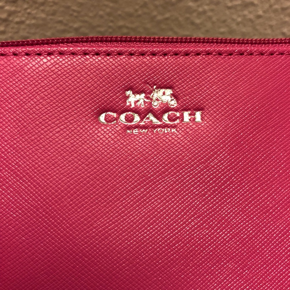 🆕 NEW with Tags! Coach Wristlet in Fushsia! 👛